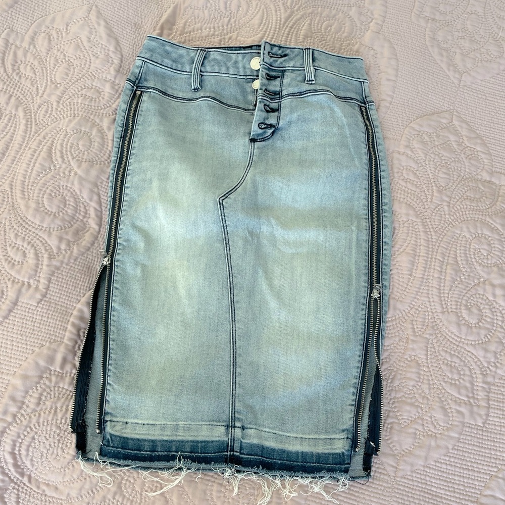 Guess skirt in great condition with zippers on the sides